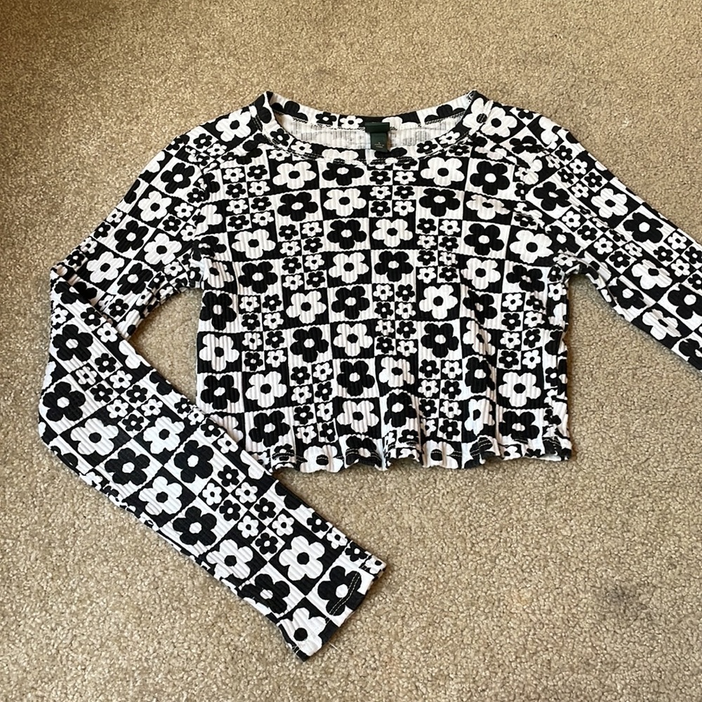 🖤🤍 flower patched long sleeved shirt!